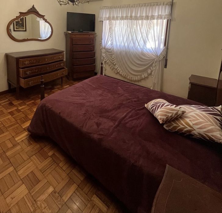 Cama + Mesinha Cabeceira + Espelho