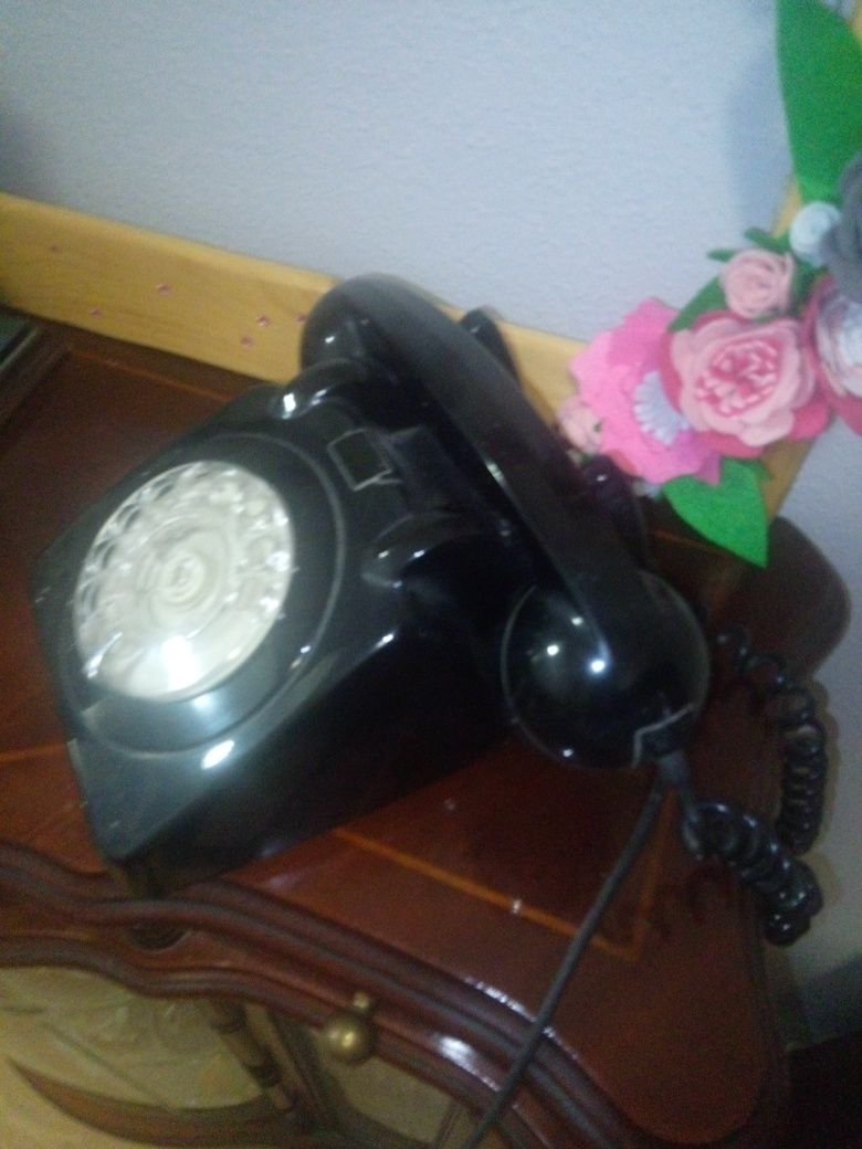 Telefone antigo preto