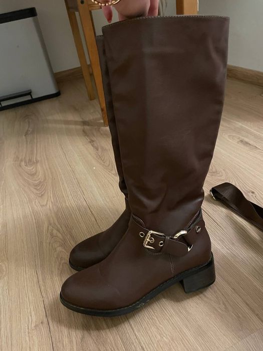 Новые сапоги коричневого цвета, кожа. Фирма Guess.