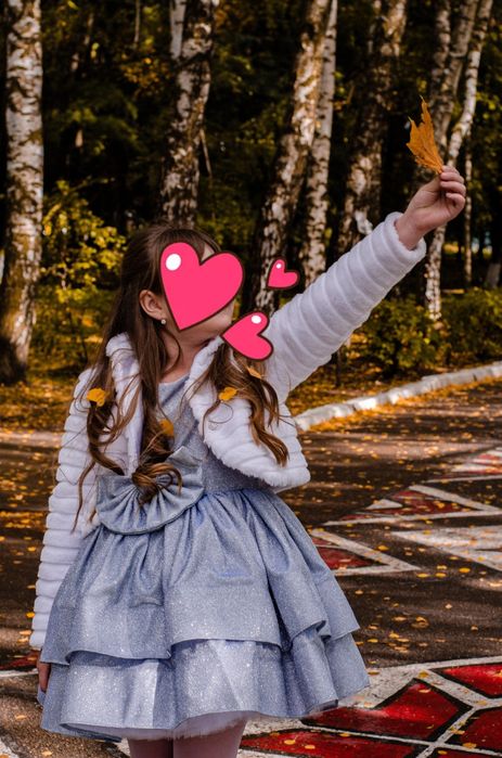 Сукня просто неймовірна!!!Переливається,сіро голубоватий колір