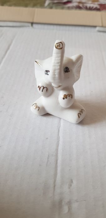 Figurka słonik z uniesioną trąbą porcelanowa