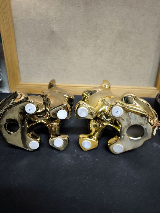 Cão bulldog  de cerâmica dourado  
Cão bulldog Eden de cerâmica dourad