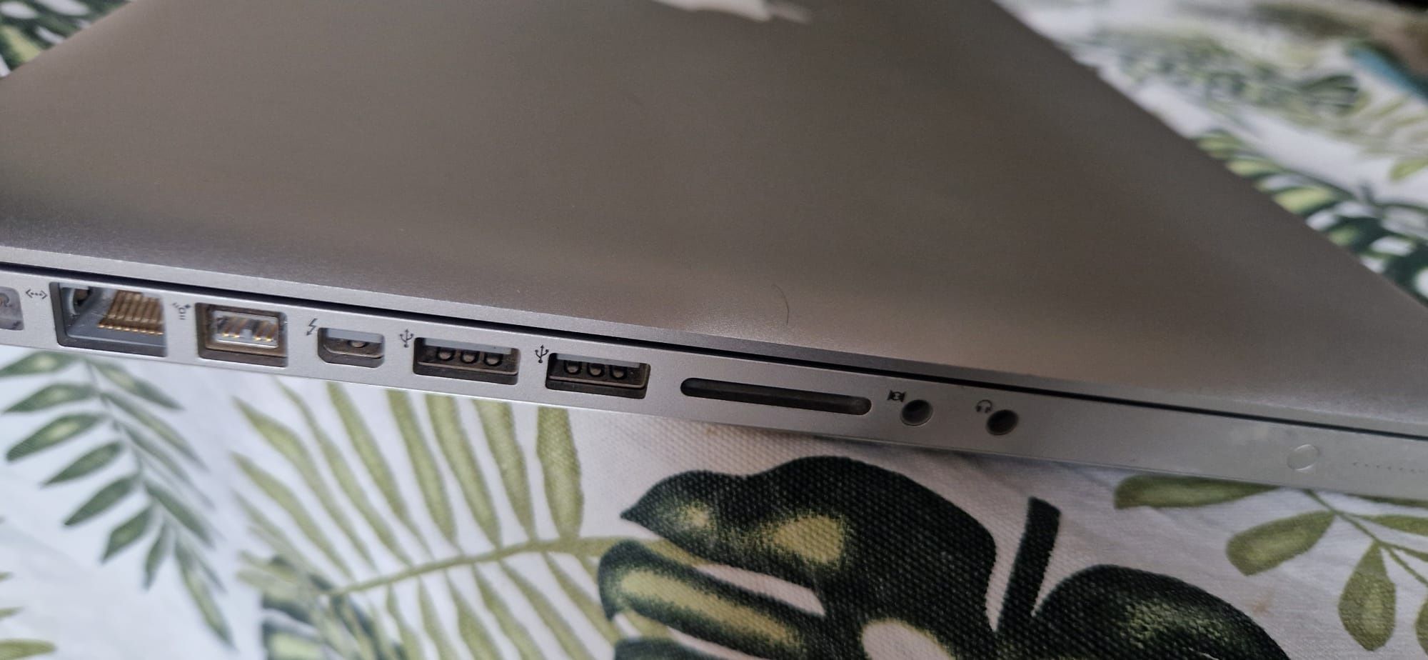 Vendo McBook Pro como novo com ótima potência leitor e tranformador cd