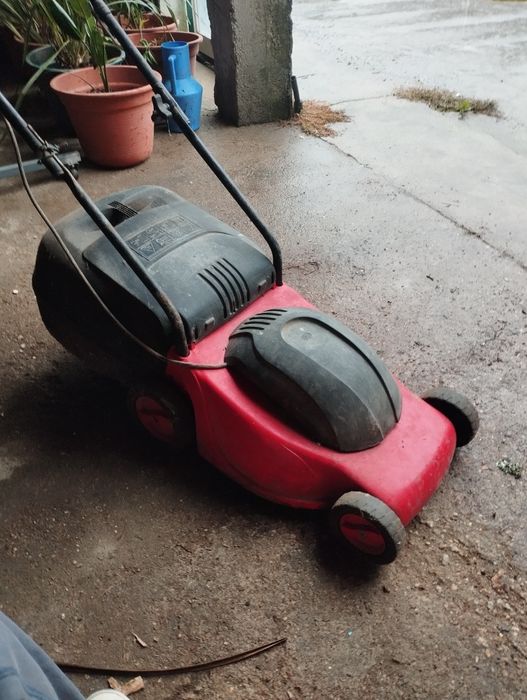 Máquina de cortar relva a luz