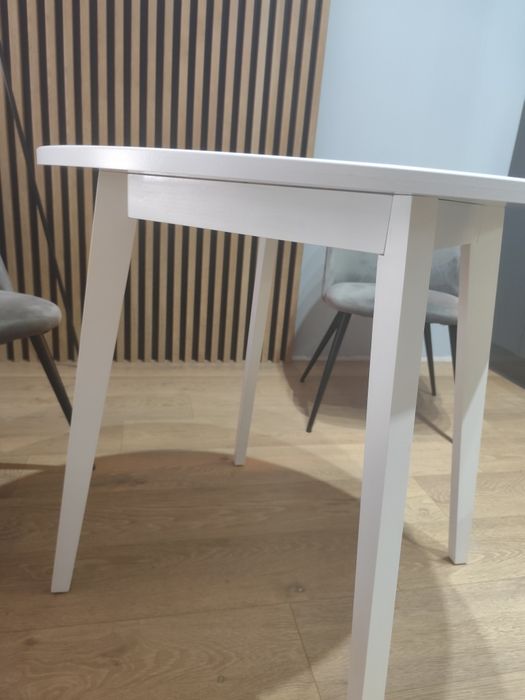 Stół okrągły nierozkładany średnica 80 cm.
