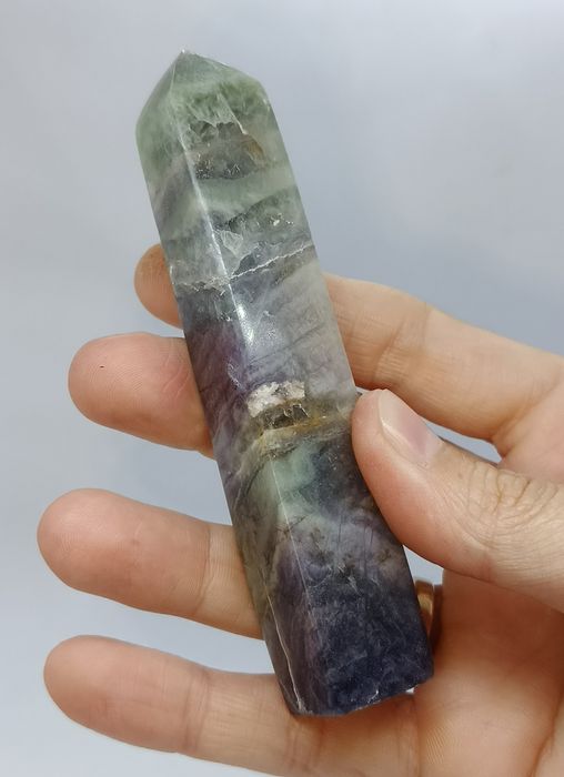 Fluoryt tęczowy wieża obelisk kamień minerał