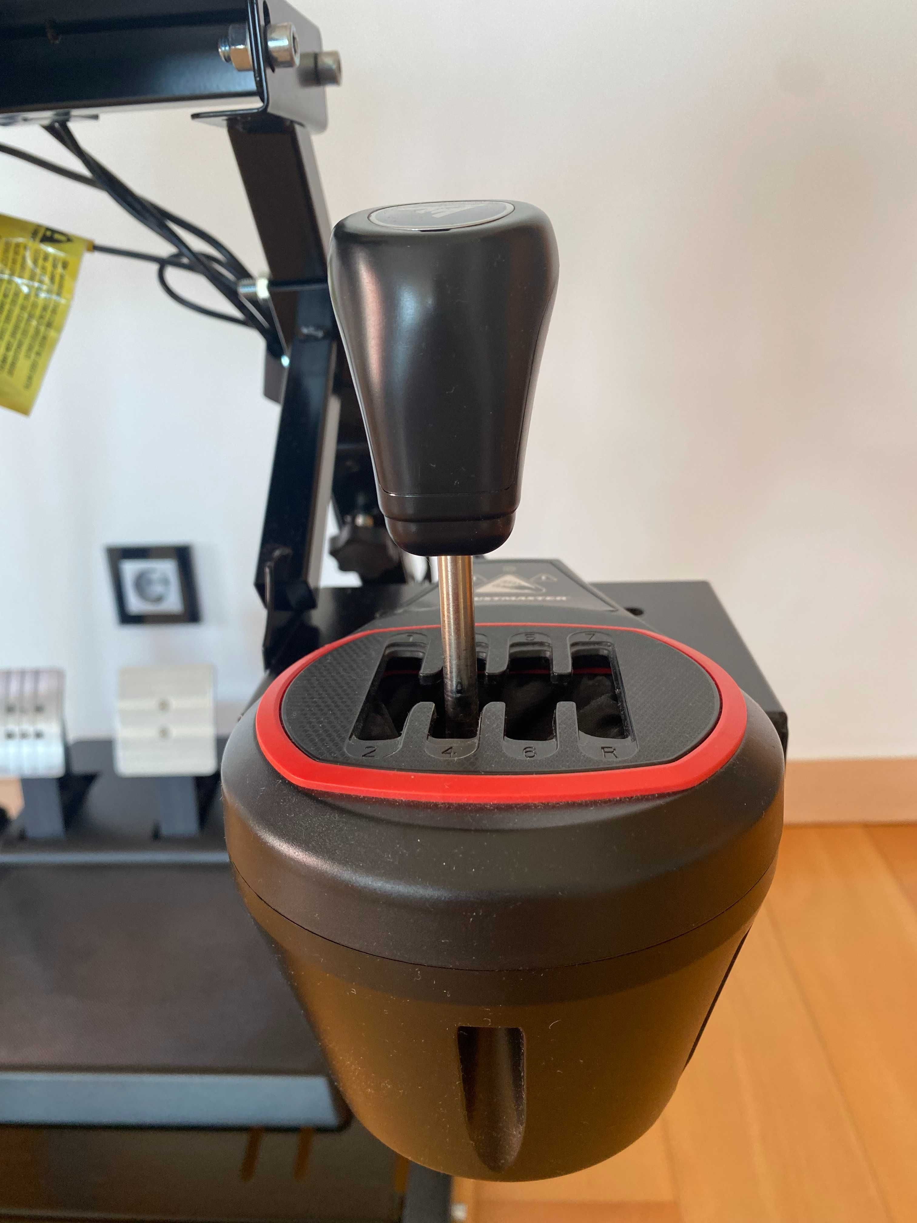 Volante, pedais e mudanças Thrustmaster com suporte e na garantia