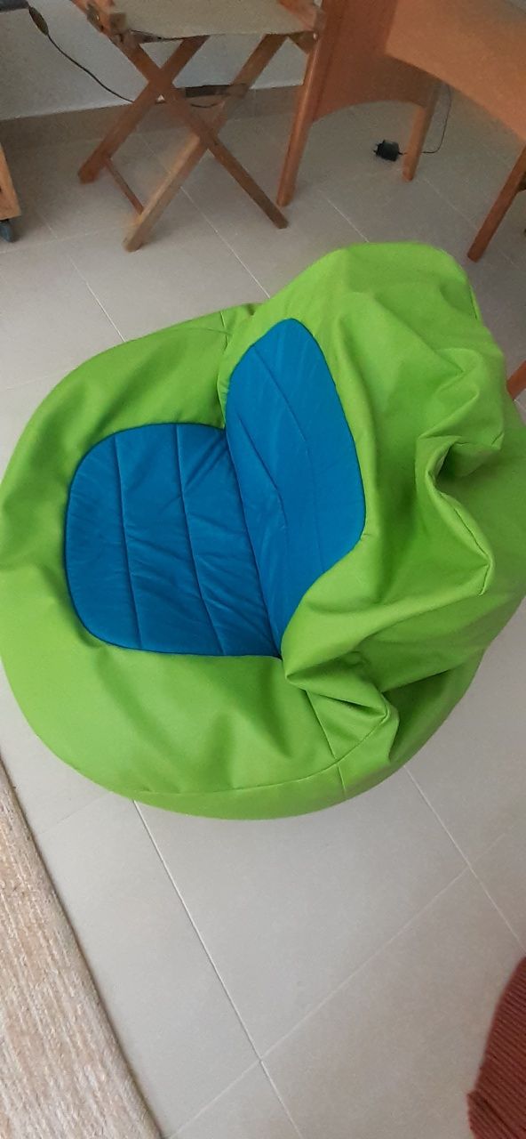 Puf em napa cor azul e verde