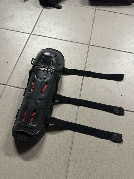 Zestaw kask raven, gogle raven, ochraniacze i rekawice