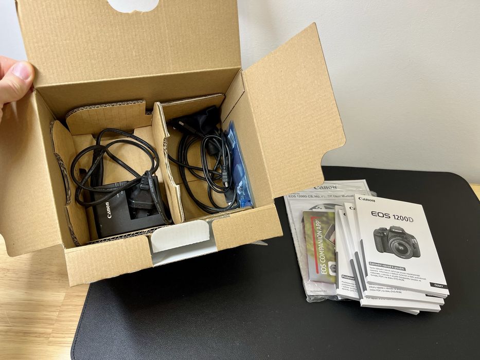 Lustrzanka Canon Eos 1200D + obiektyw 18-55 mm idealny