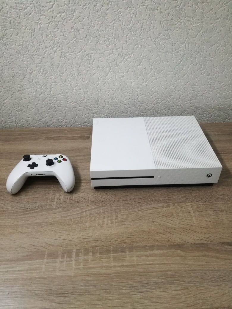 Продам Xbox one s 1TB +зарядна станція