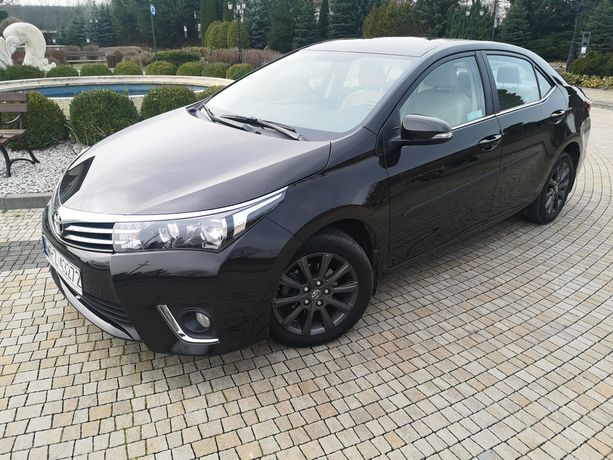 Toyota Corolla 1.6 benzyna, wersja PREMIUM, 2015 rok, niski przebieg.