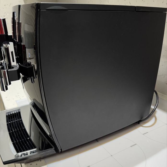 Ekspres do kawy Jura J6 Carbon