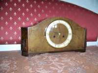 zegar kominkowy ze zdobionymi bokami