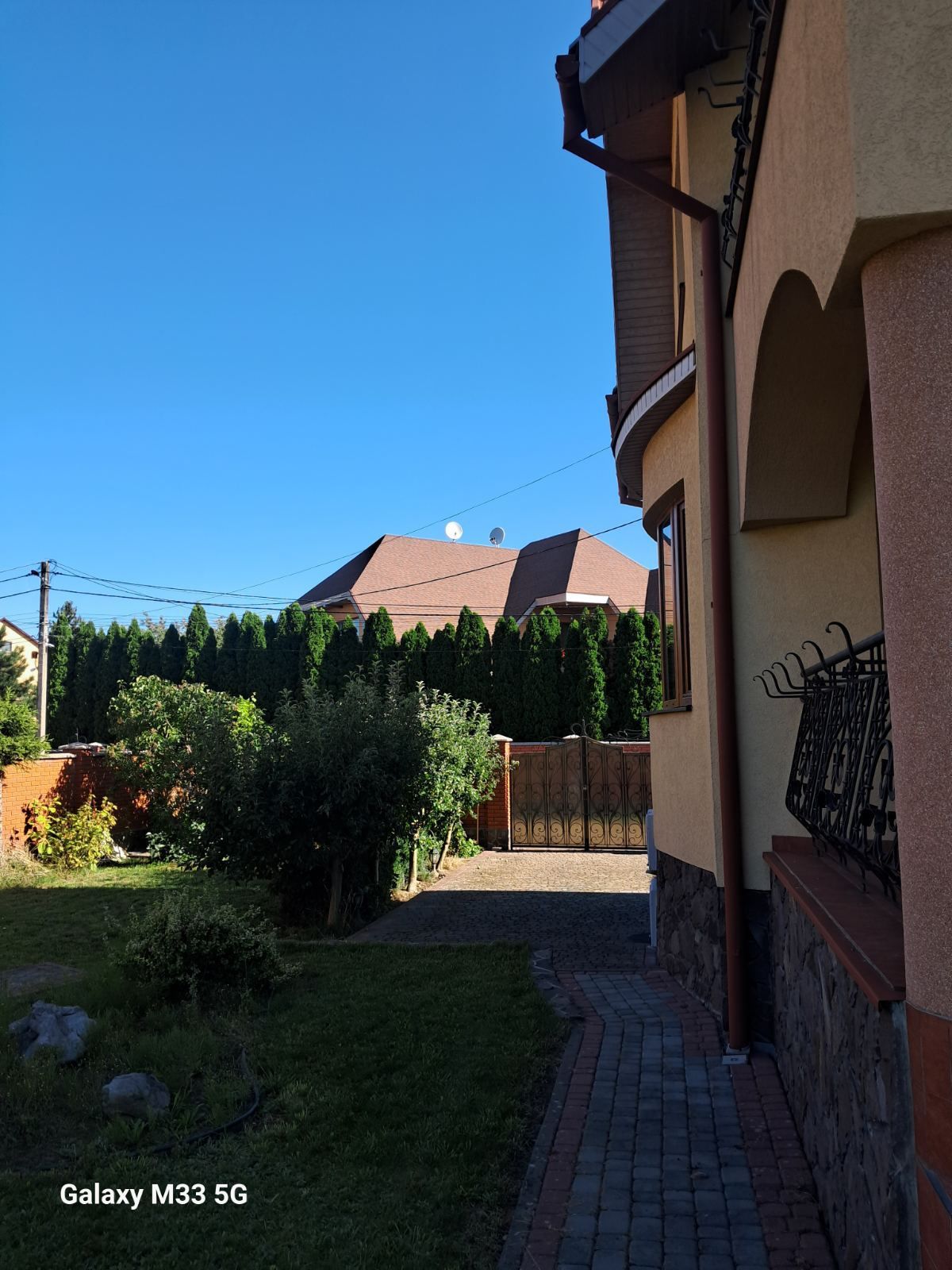 Продаж будинку  біля річки