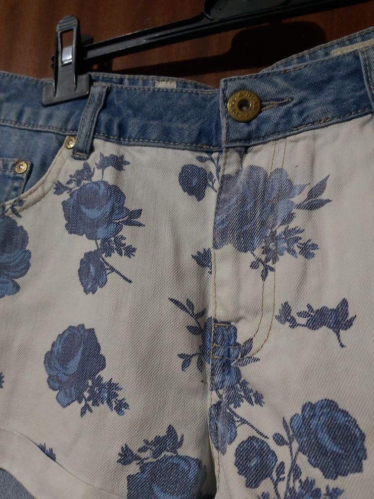 Calções de ganga com flores azuis da Pull&Bear tamanho 38