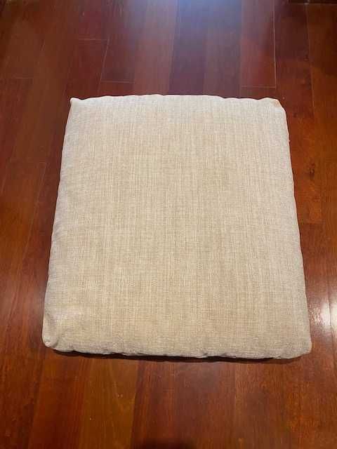 Grande almofada , em tons de bege, com capa amovível e lavável