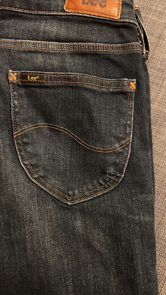 Spodnie jeansowe Lee w25 l31 ciemny niebieski  Stan jak nowe  Spodnie