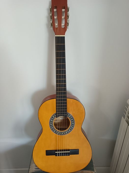 Guitarra pequena com mala de tranporte