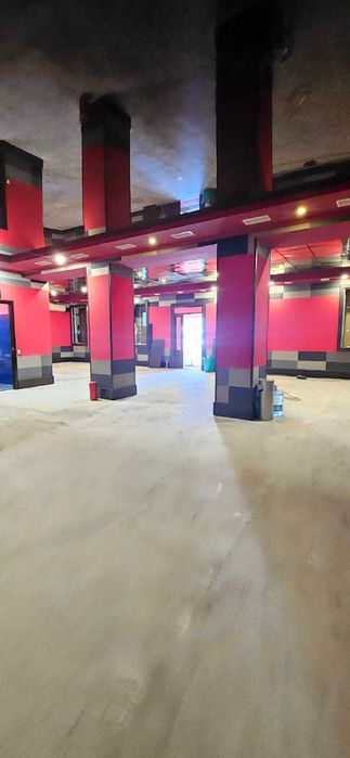 Фасадное большое помещение с широкой витриной и большим торговым залом