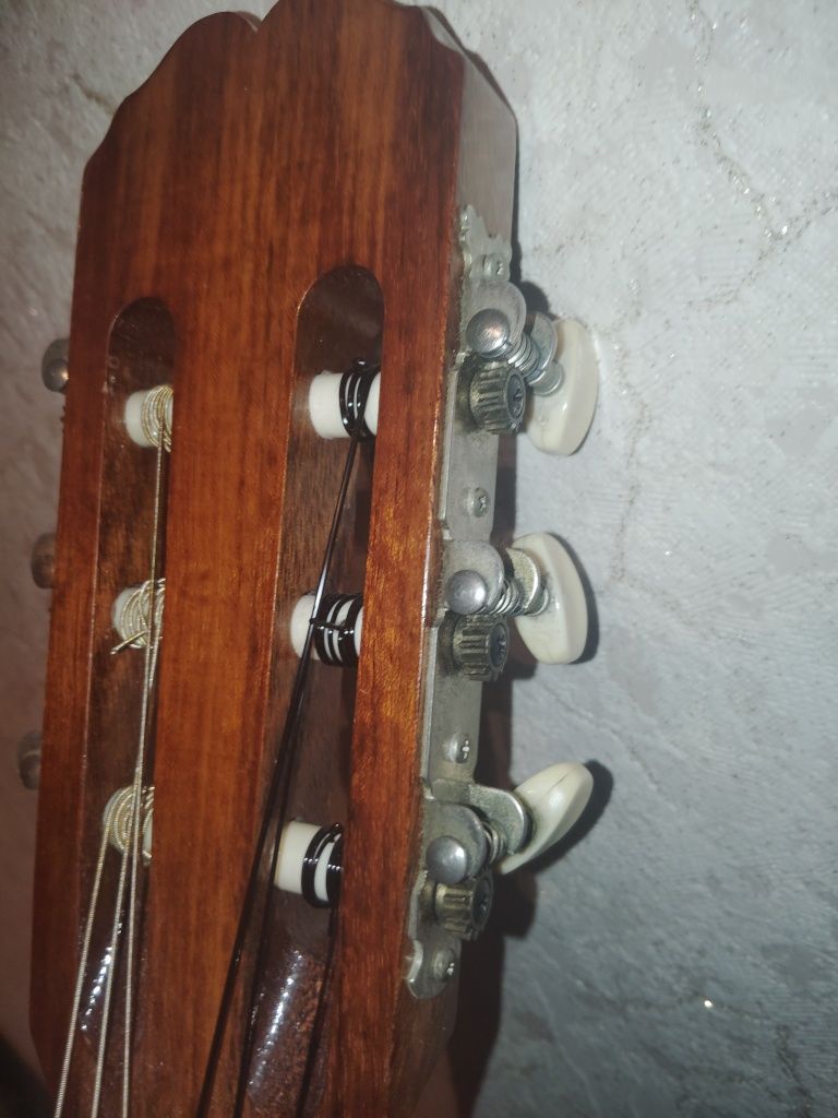 gitara klasyczna marki Ronda model Nº 300,