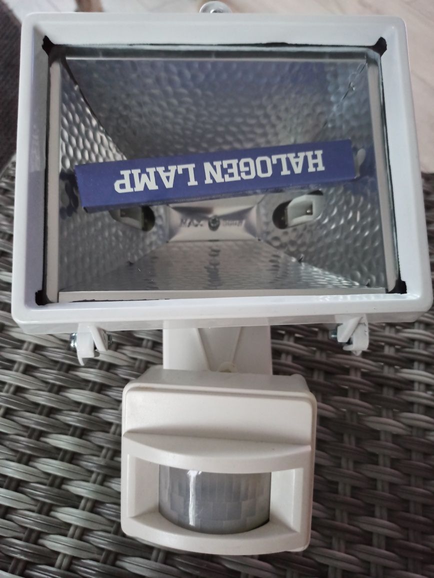 Halogen z czujnikiem ruchu