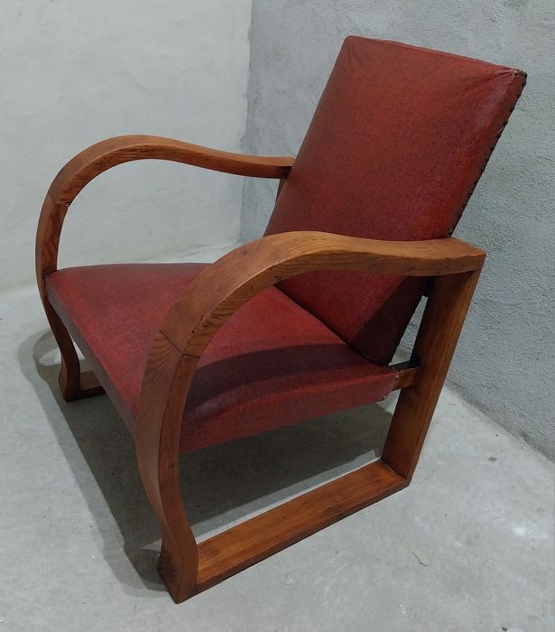 Cadeirão em madeira, antigo.