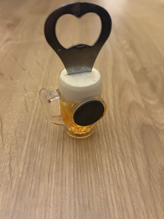 Otwieracz do butelek z magnesem