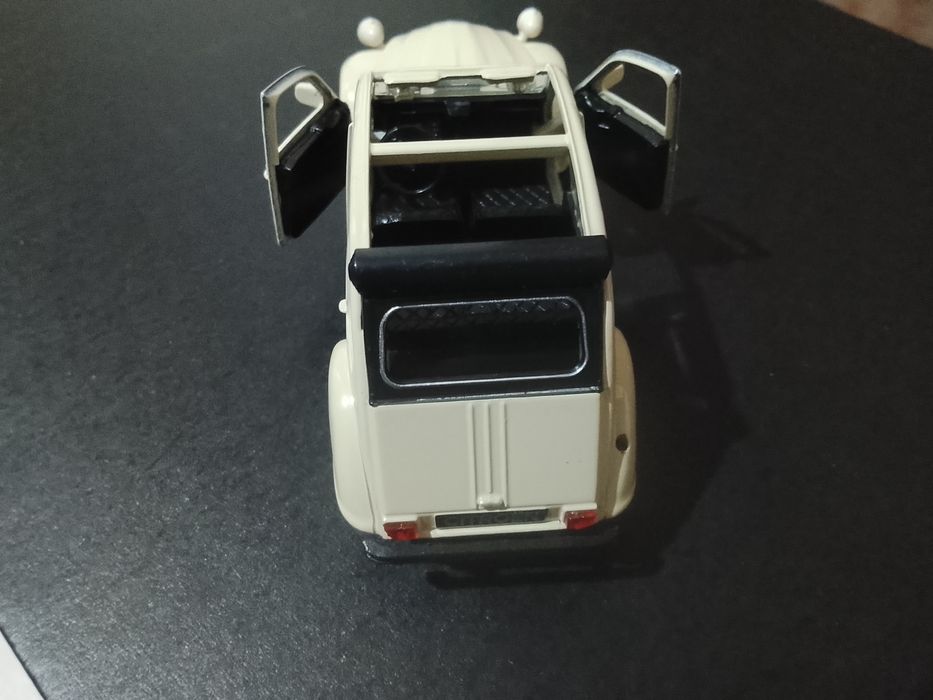 Citroen 2 CV abre as portas miniatura