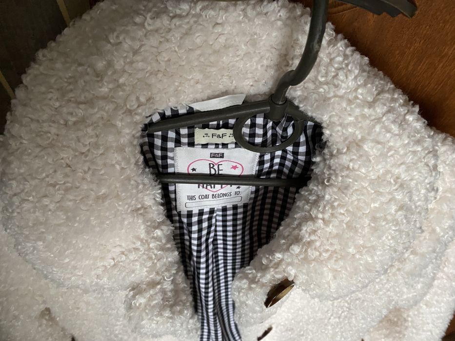 Шубка деми для девочки на 6-7 лет