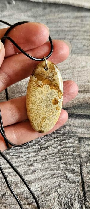 Naturalny amulet skamieniały koral kamień talizman wisiorek naszyjnik