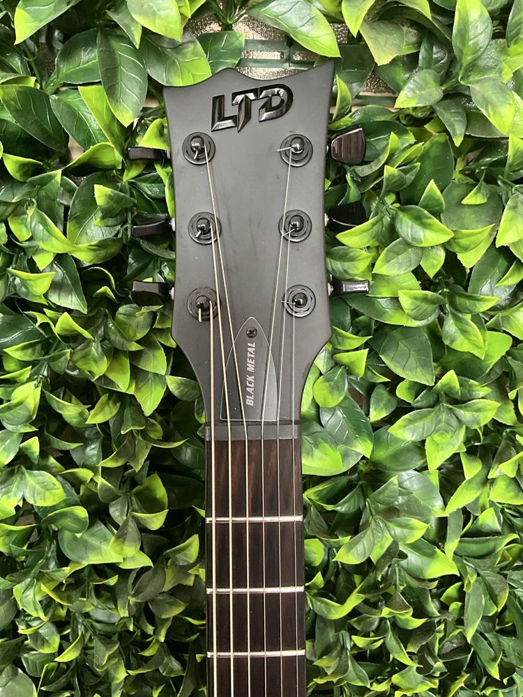 ESP LTD EC-BLACK METAL com Hardcase “Rockase” by  Warwick.