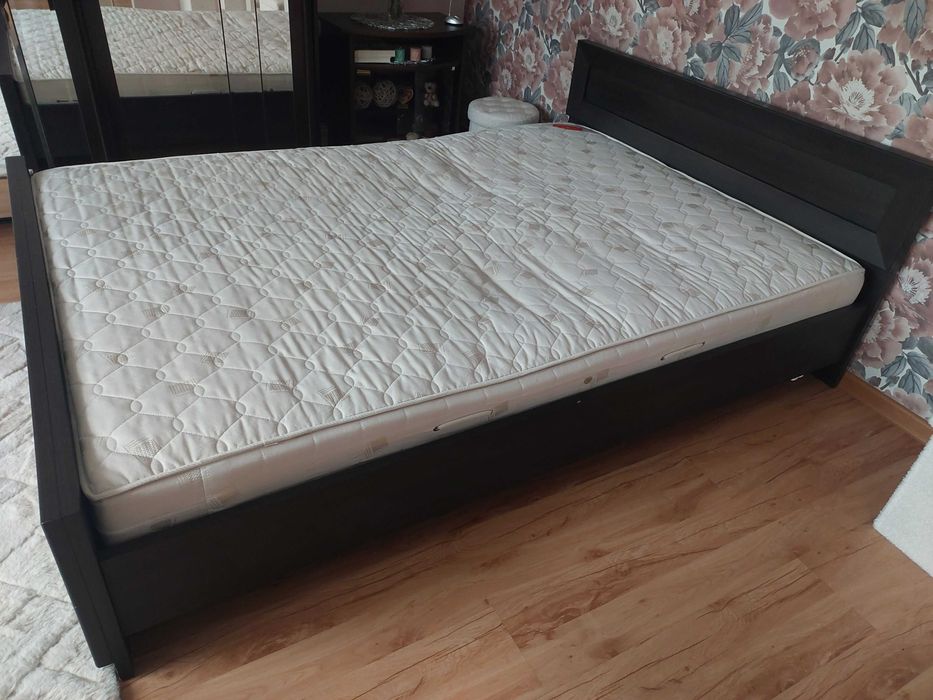 Łóżko z materacem