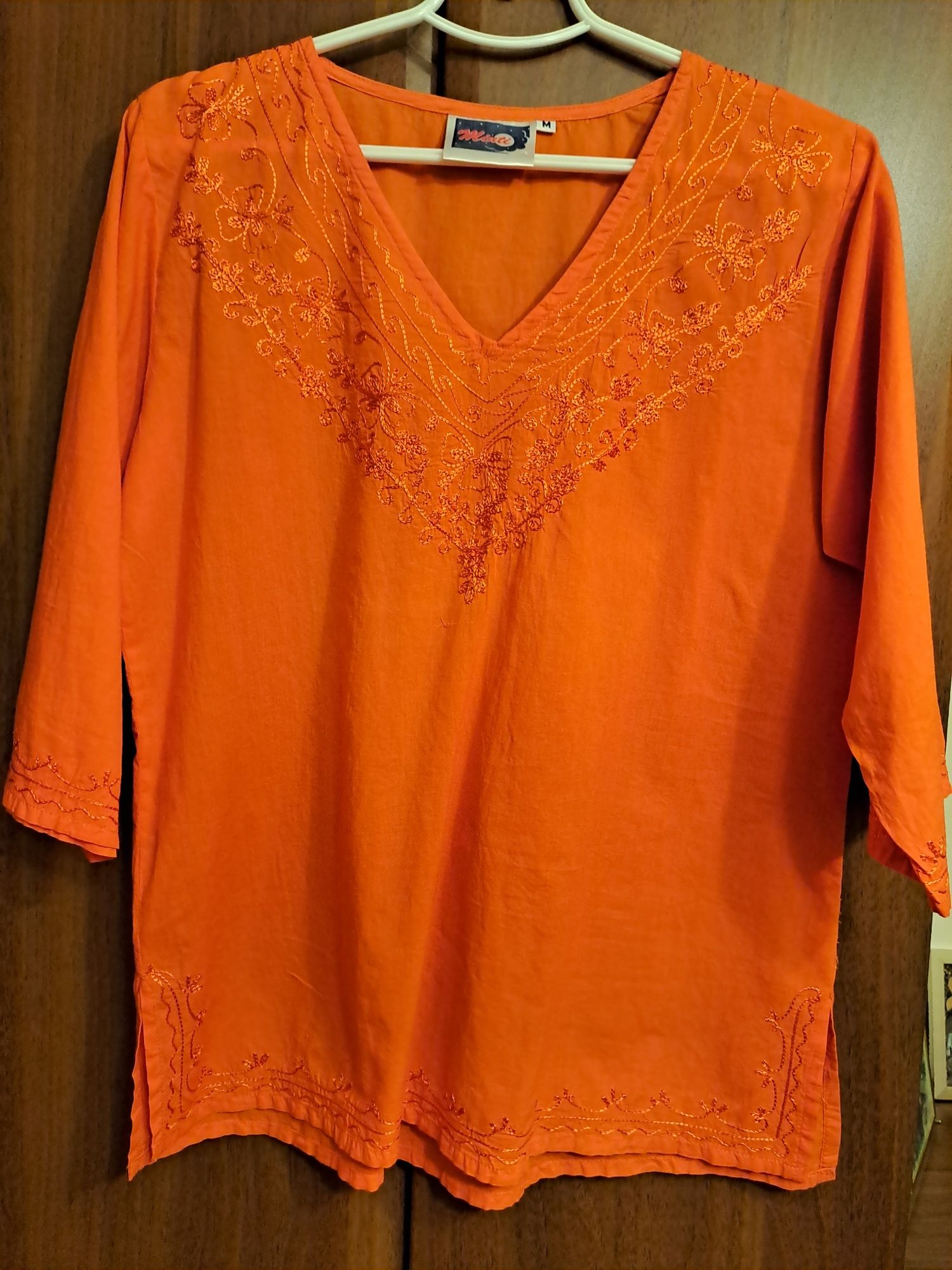 Блузка нарядная с вышивкой