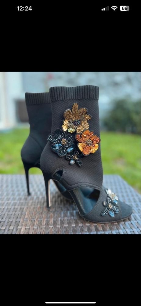 Saltos altos Zara com missangas e lantejoulas