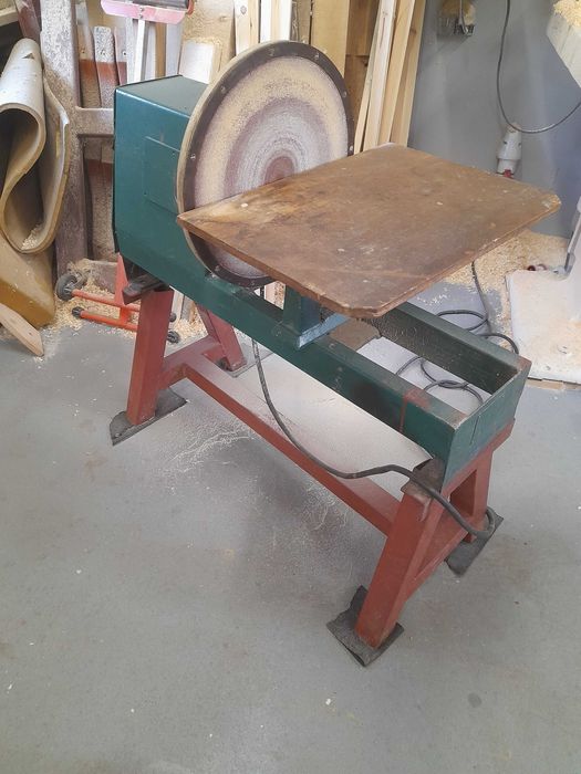 Szlifierka tarczowa, tarcza z papierem fi 430 . Maszyna stolarska.