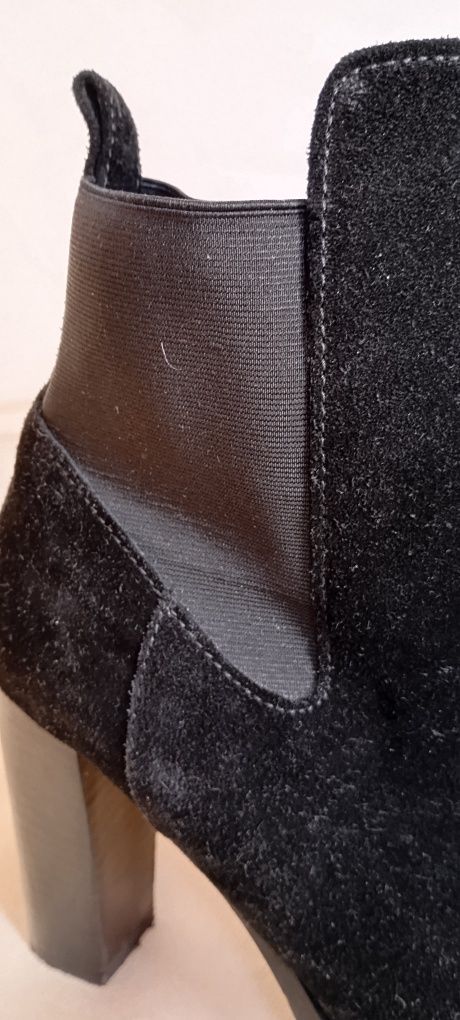 Botas de salto alto pretas em camurça da marca Castañer