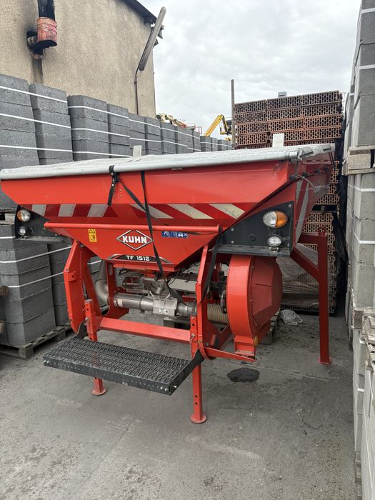 Rozsiewacz nawozów zawieszany Kuhn Venta TF 1512