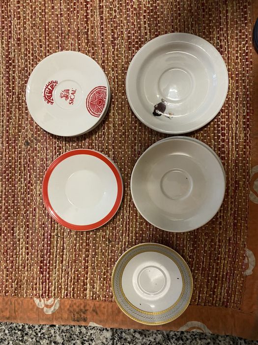 Pratos de chávenaz de café