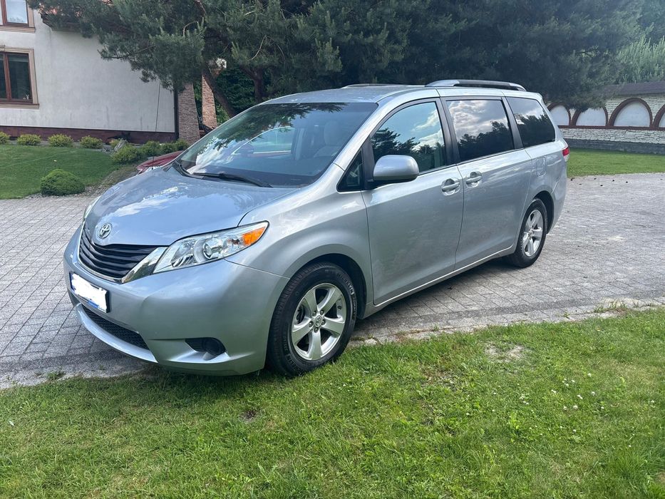 Wynajem Toyota Sienna 8 osobowa 3.5 Benzyna+LPG