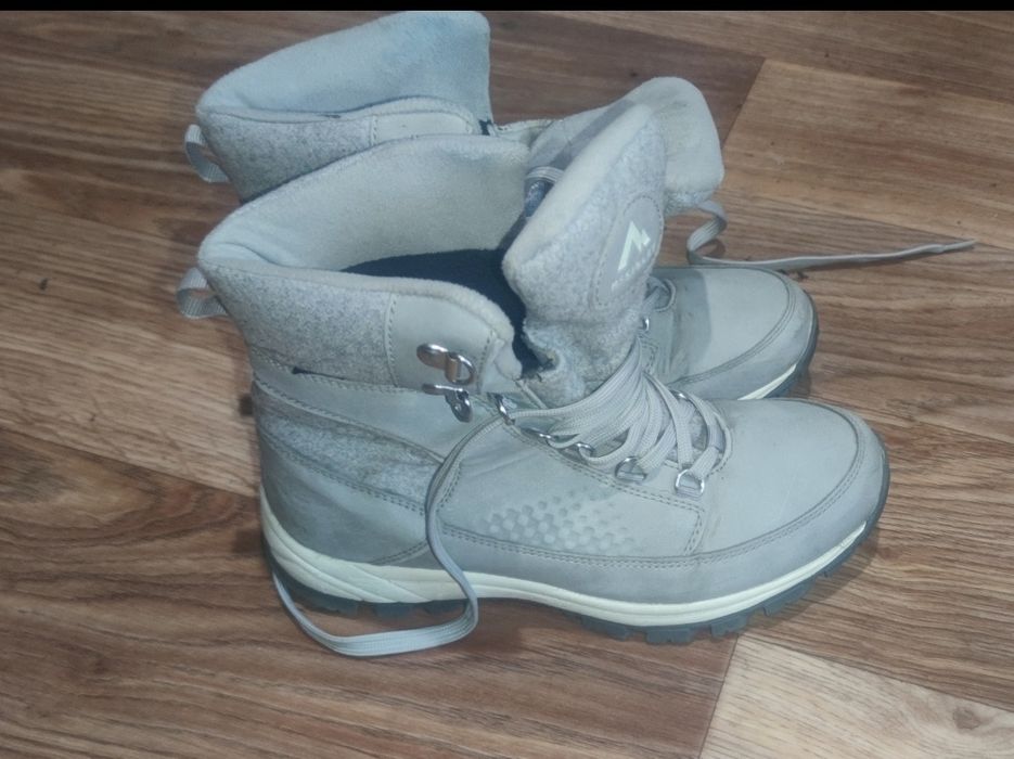 Продаються жіночі ботинки