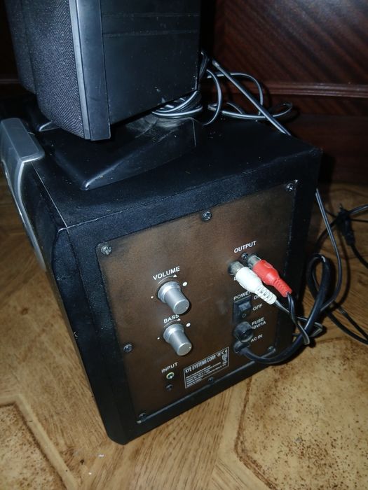 Subwoofer głośnik Genius SW 2,1 850 z dwoma głośnikami.