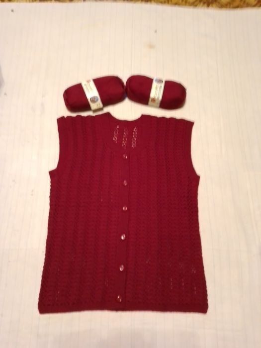 Вязаный крючком жилет женский