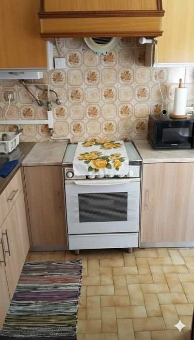 Quarto mobilado no centro de Caldas – ao lado do La Vie (€350)