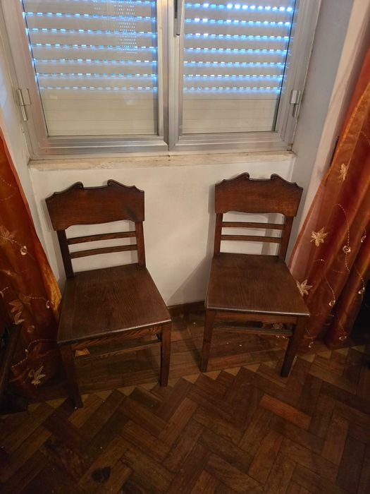 Conjunto de mobília de sala de jantar - mesa, cadeiras, aparadores