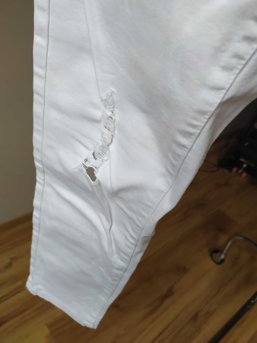 Białe jeansy z dziurami