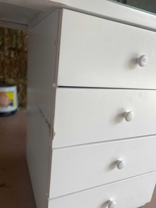 Secretária lacada em madeira, a precisar de restauro