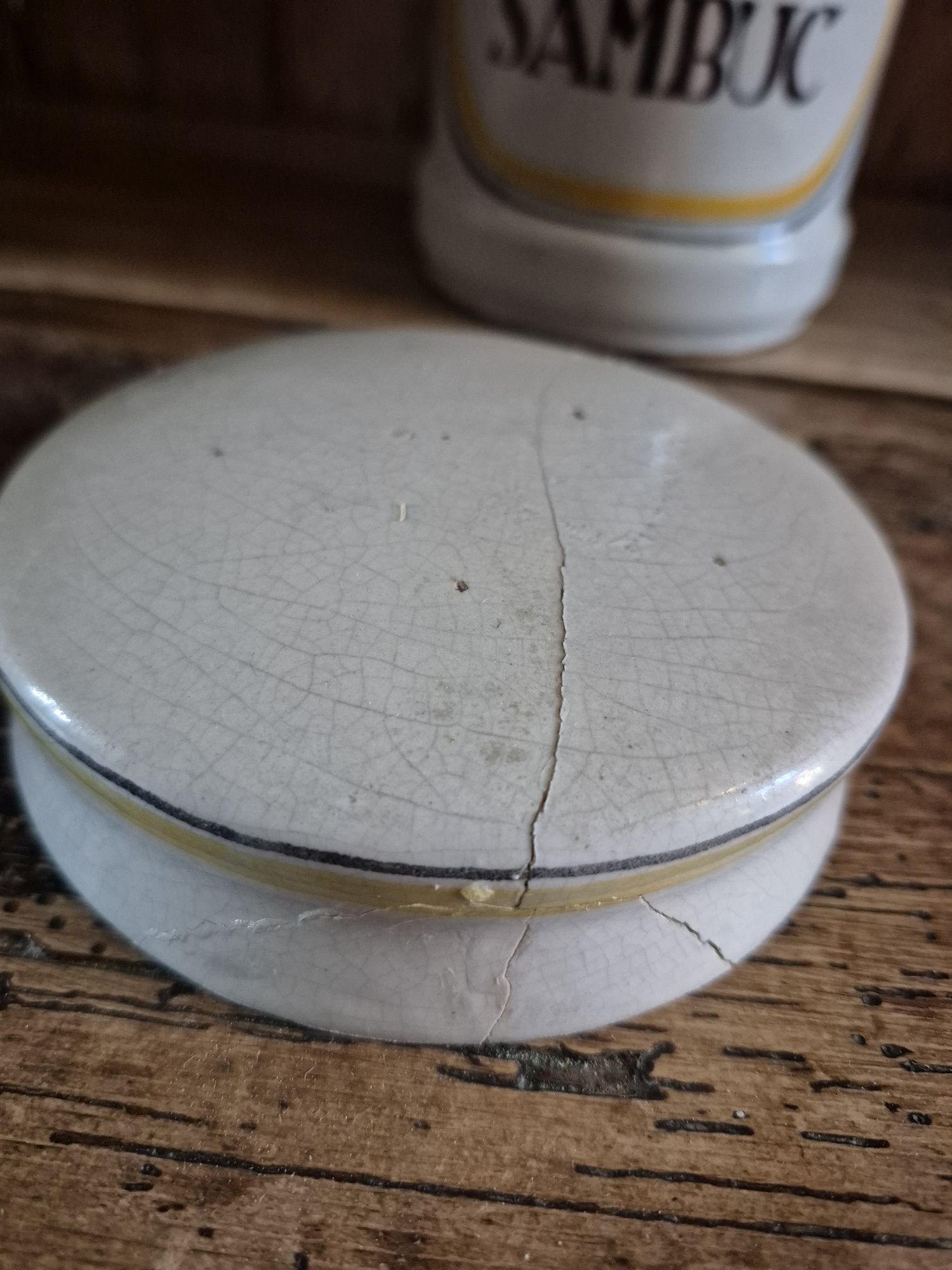 Ceramiczny malowany pojemnik apteczny.