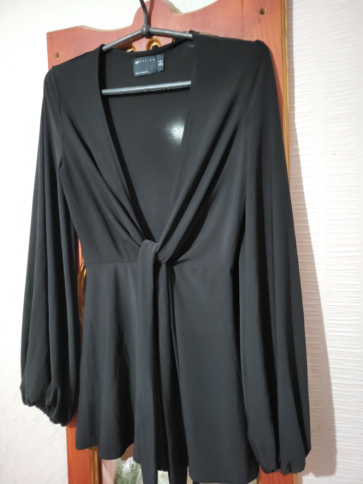 Чорна міні сукня з оголеною спиною