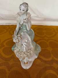 Figurka z porcelany przedstawiająca siedzącą damę w pięknej sukni